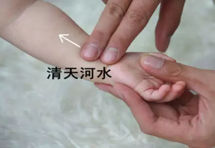 清肺经肺经位于无名指指尖处,用大拇指在宝宝的无名指指尖处开始,往