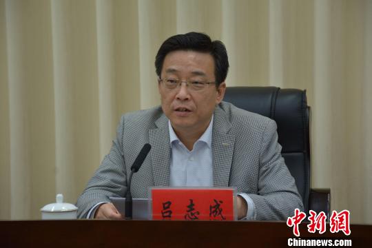 衡水市长吕志成主持会议. 王鹏 摄