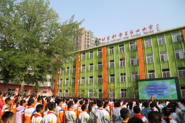 北京和平里第四小学建于1960年,校园环境优美.春天里,处处是风景.