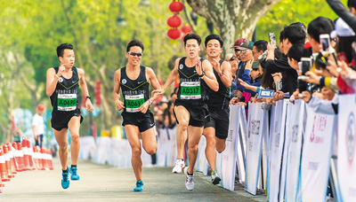 参赛选手在2018东湖绿道(武汉)大学生马拉松比赛中.