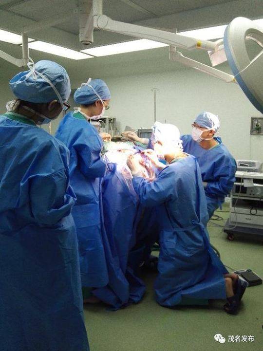 最近一张医生双膝跪地给患者做手术的照片在朋友圈刷屏!