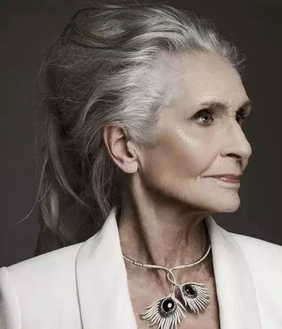 90岁的高龄女模特走红,创造不老神话