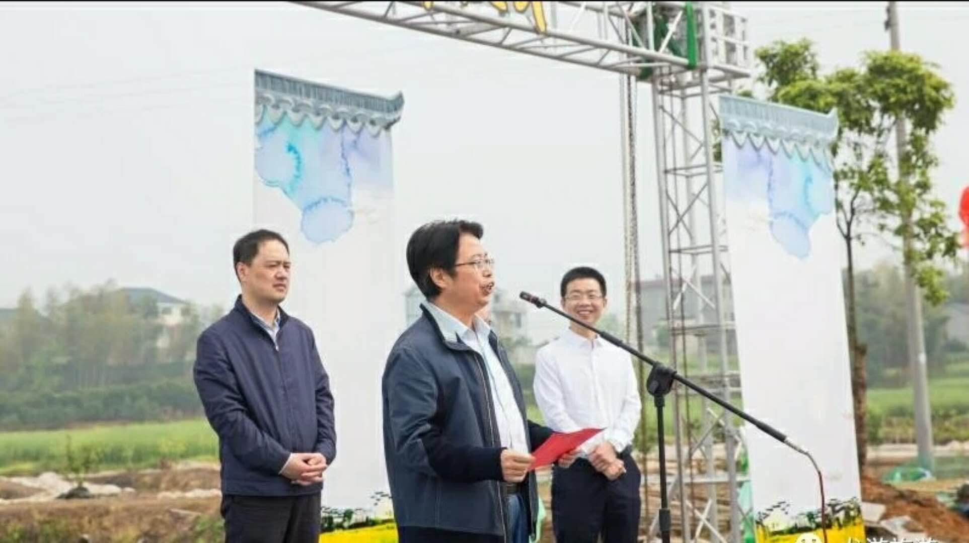 副县长,公安局局长舒声与乡贤代表柯国宏进行"认领认养古建筑"活动