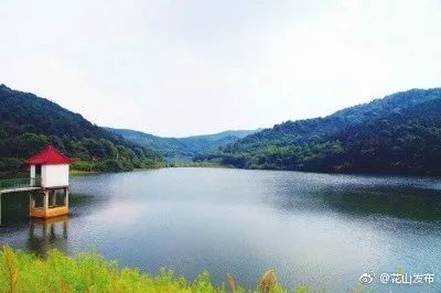 东方红水库 峰峦重叠,崇山峻岭,长长的拦水坝非常的气派,水库的水