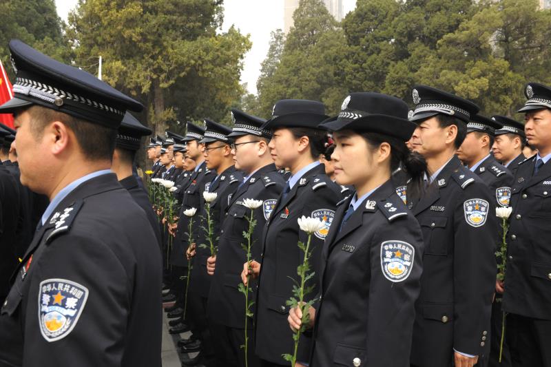 河南省公安厅百余名青年民警祭奠公安英烈