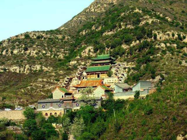 凤凰山 是境内之著景点,山上耸立三座宝塔,名叫风云雨塔.