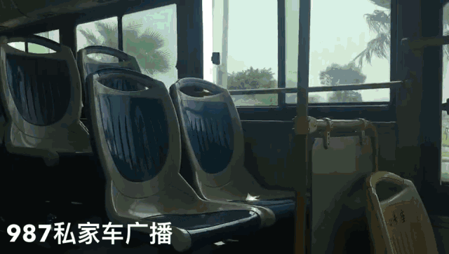 【突发】福州140路公交车行驶中突冒白烟,车上十多名乘客.