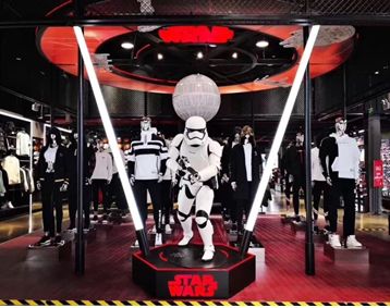 穿上"李宁 x star wars"星战联名系列