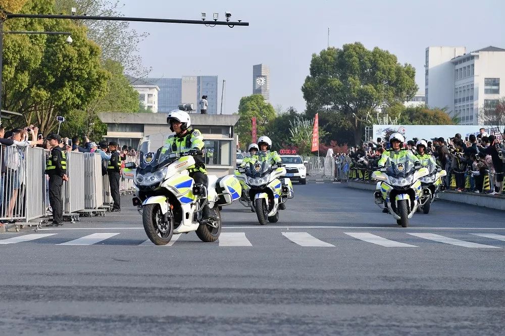 燃燃燃!高颜值全能型"余杭交警铁骑队"亮相啦!