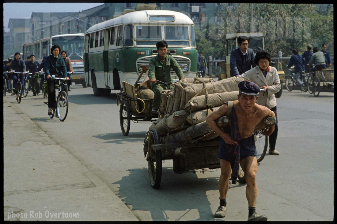 1983年,摄影师rob overtoom来到了中国,留下了一组老照片.