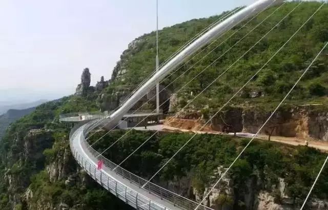 地址:重庆云阳龙缸景区 世界上独一无二, 斜拉式无背索弧形玻璃栈桥!