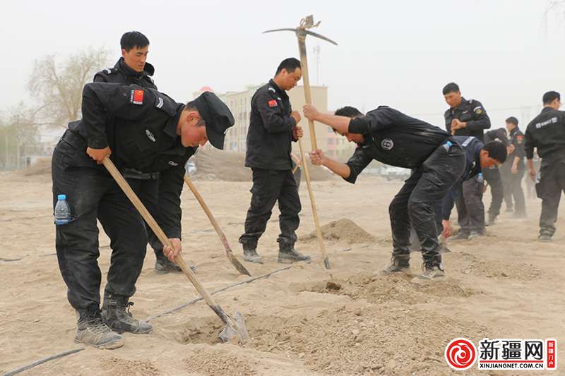 加强生态文明建设,4月2日,新疆尉犁县公安局组织200余民辅警参加了