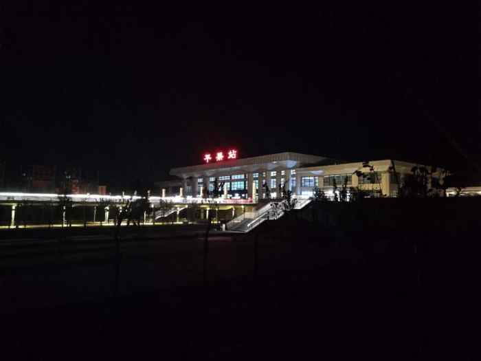 广西平果百强县的火车站,晚上看起来真的很美