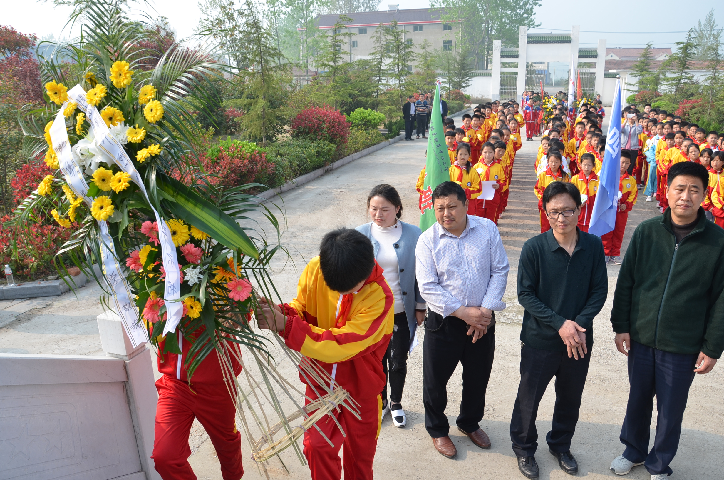 盱眙县鲍集小学举行清明节扫墓活动