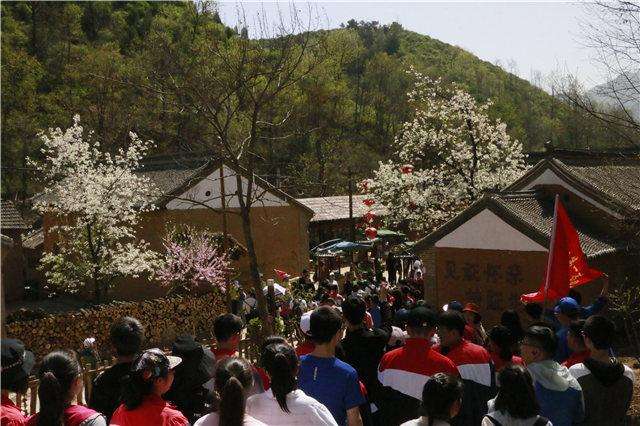 千名学子走进豫西百草园研学,识百草,看民俗,了解