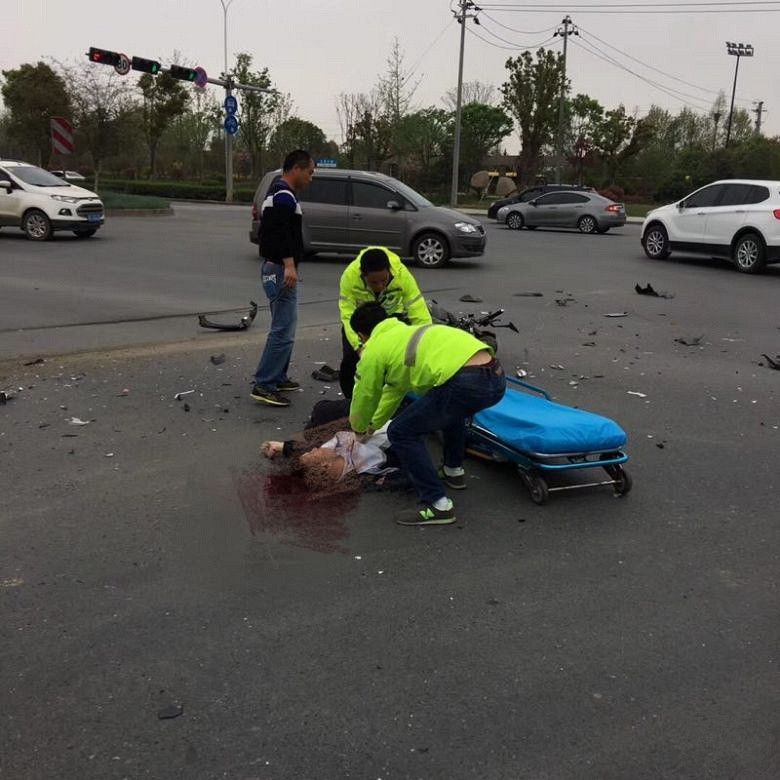 嘉兴一学生发生车祸 抢救无效死亡!