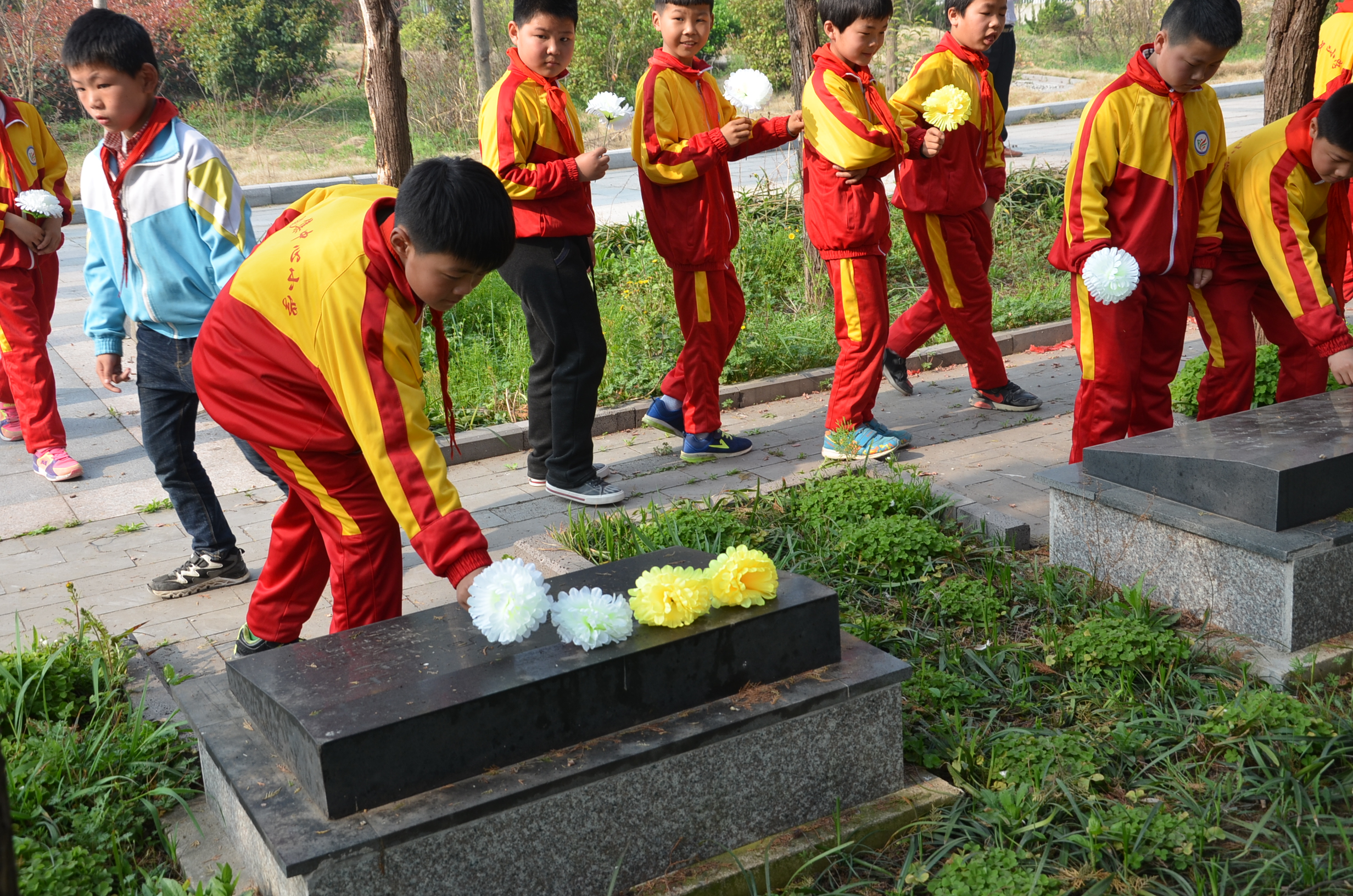 盱眙县鲍集小学举行清明节扫墓活动