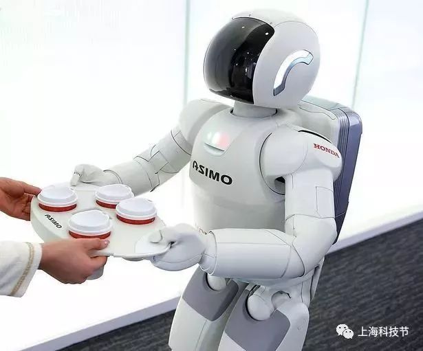 管家型机器人为您送咖啡