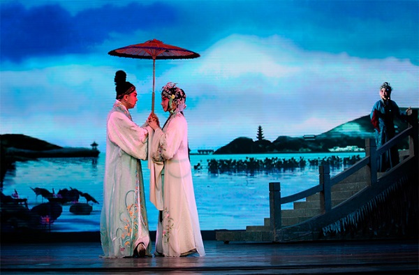 雨伞是许仙和白娘子爱情的重要见证(剧照,网络图)