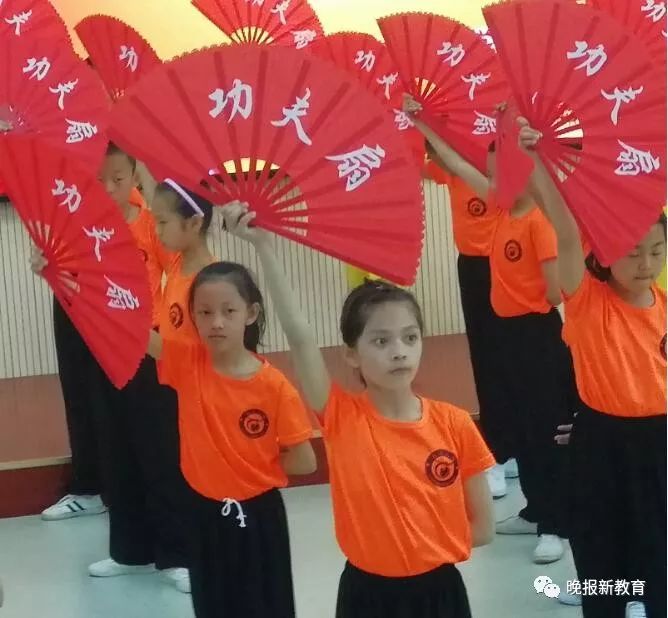 小学学术厅"习技艺扬国粹"进校园活动现场,30名孩子的功夫扇表演整齐