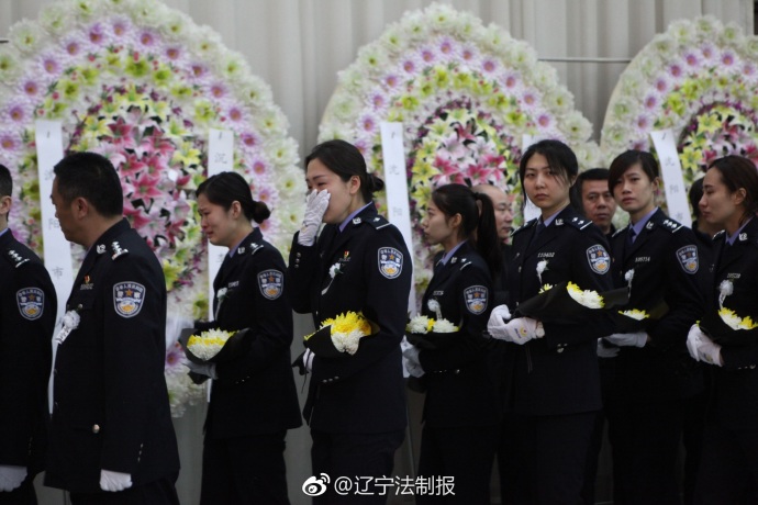 1 9 4月4日,因公牺牲的民警李尚恒遗体告别仪式在辽宁省沈阳市回龙岗