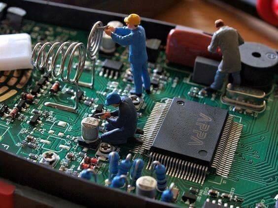 小人们正在维修集成电路板机械cax360,分享机械干货的微信自媒体