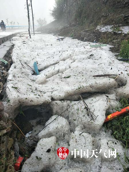 贵州长顺遭遇暴雨冰雹大风天气道路厂房被毁