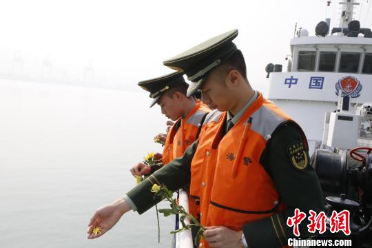 厦门海警举行海上祭英烈仪式