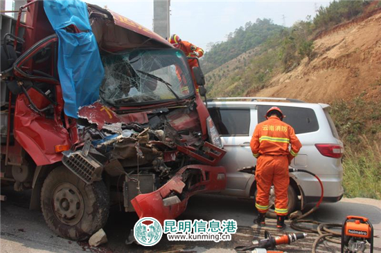 澜沧发生交通事故造成1人死亡1人被困 消防紧急处置