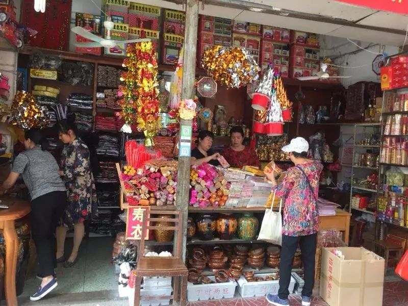 祭祀用品店老板 每一种都好卖,清明来祭拜都是买香啊,纸钱啊蜡烛还有