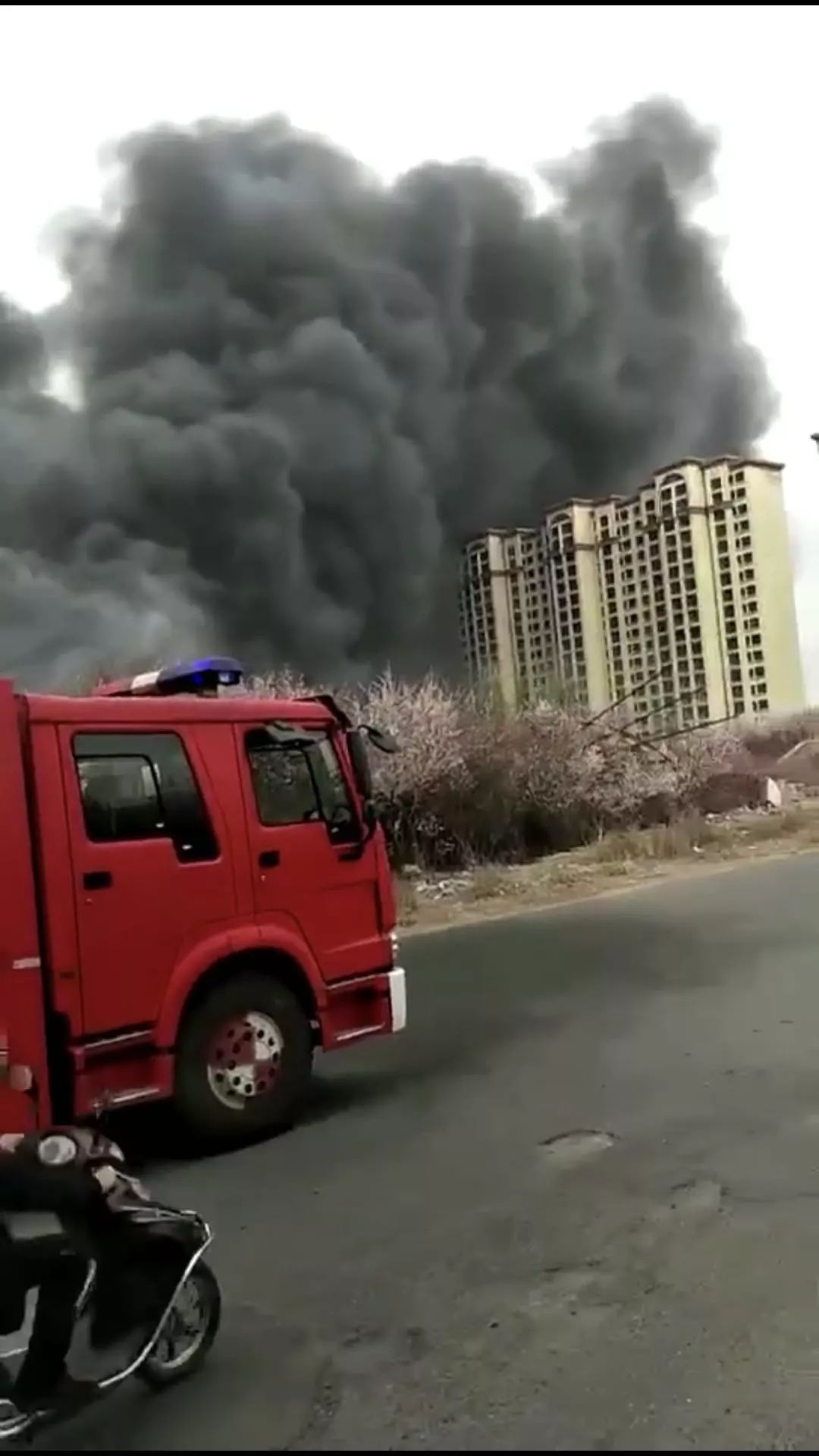 包头景富楼下大棚着火了,现场浓烟滚滚(视频 多图)