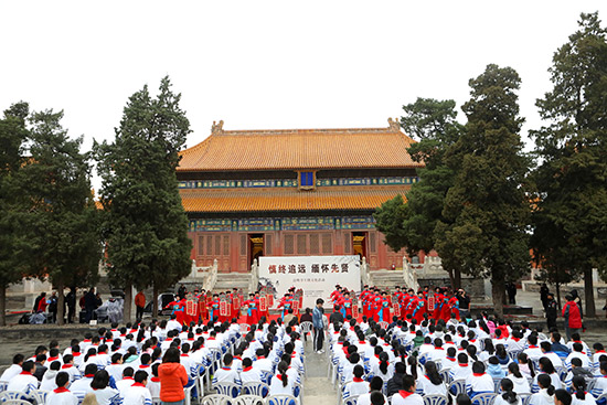 4月3日,北京市第一五九中学的学生来到历代帝王庙,通过朗读颂文等活动