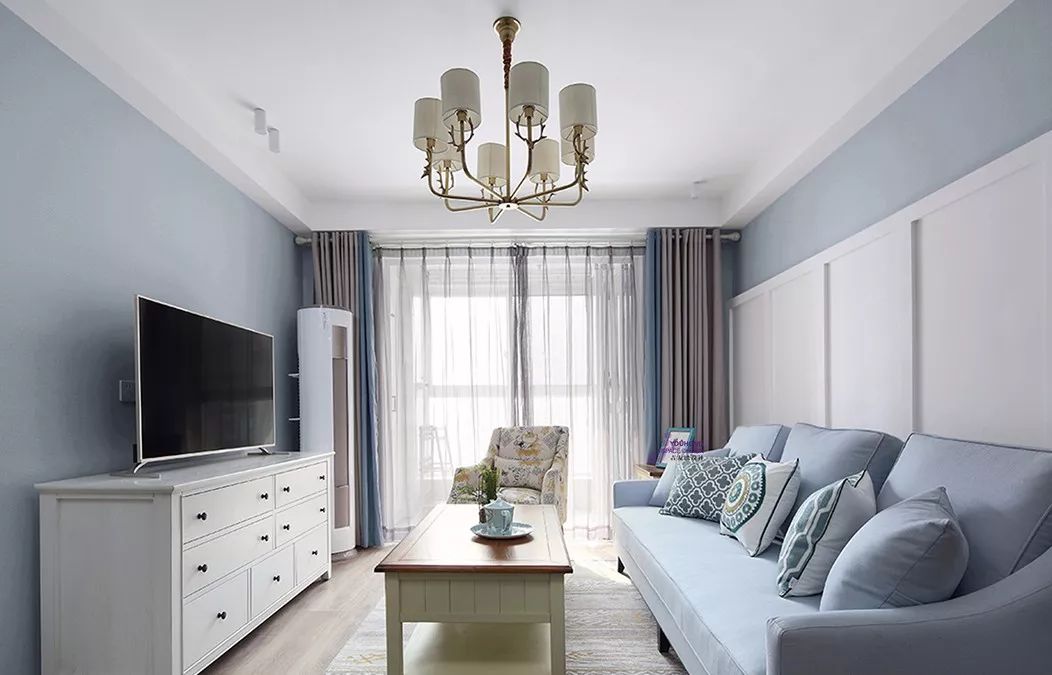 淡蓝色布艺沙发与墙面颜色保持一致,搭配白色家具,清爽大方.