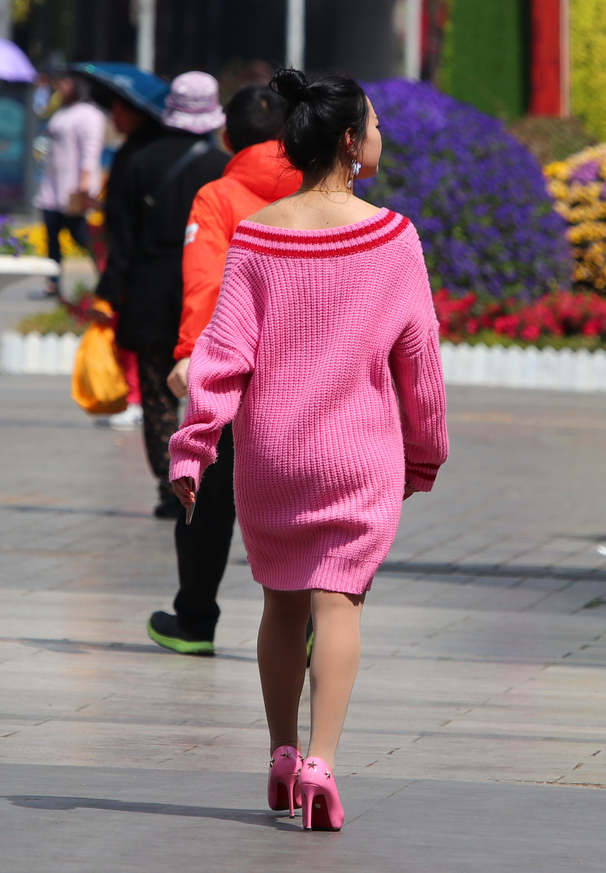 李菲儿身穿粉色毛衣搭配同色系针织帽，清新靓丽-搜狐大视野-搜狐新闻