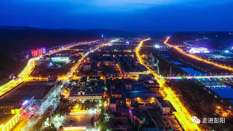4月3日夜幕降临,固原市彭阳县华灯初上,璀璨的路灯将城市点缀的如梦如