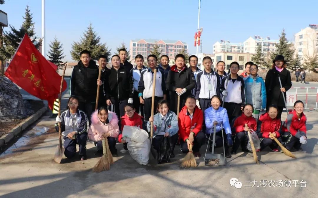 4月2日新华农场学校在农场关工委和少先队大队部组织下乘车前往宝泉岭