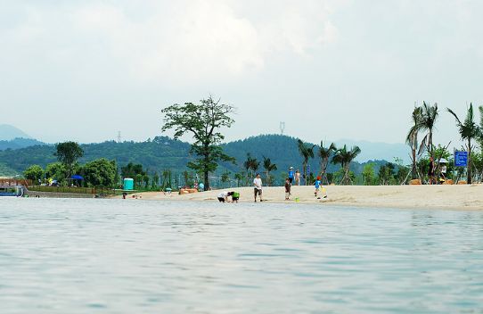 今天的人工沙滩可以说是人山人海 来野餐来游泳的人数不胜数 除了增城