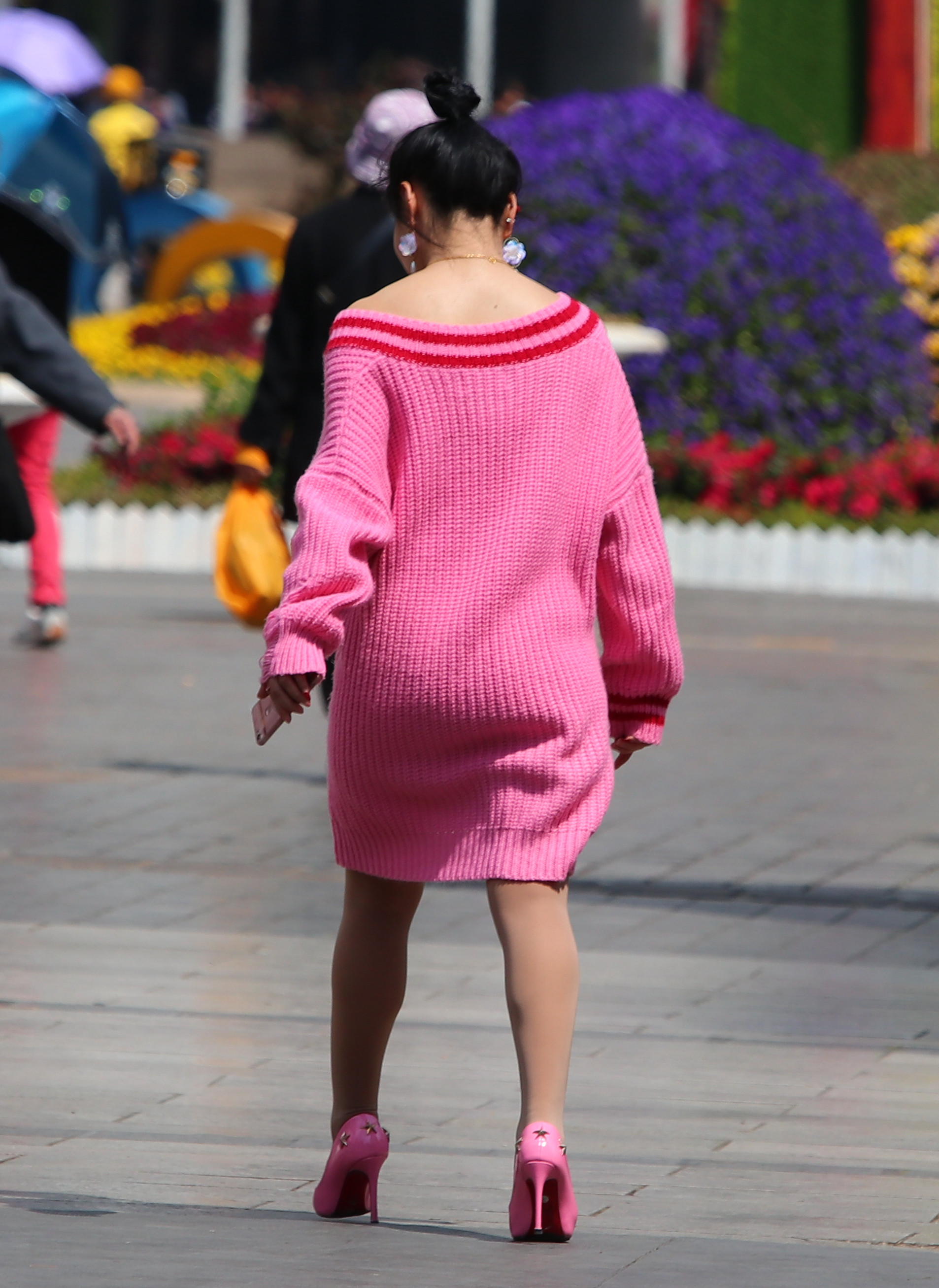 穿粉红色毛衣裙、高跟鞋的姑娘，留下一个迷人的粉红色背影 - 雪花新闻
