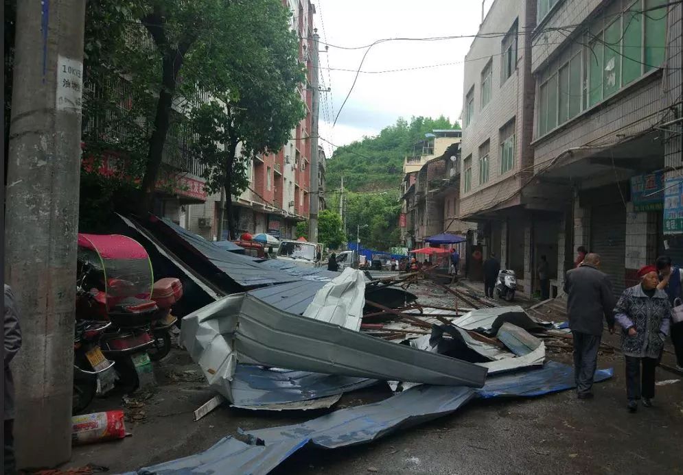 巴城一二手车市场雨棚被大风吹垮巴城回风路段积水↓↓↓南江县杨坝镇