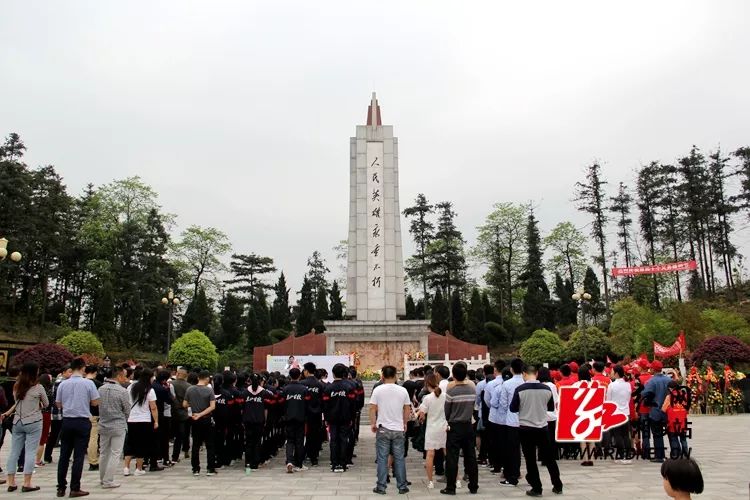 4月4日,湘乡市文明办,民政,林业牵头组织举行向烈士敬献花篮和"文明