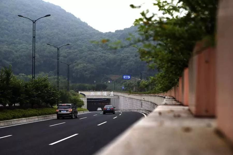 zy199144:堵在湘湖岭隧道那里,其实其他这段路真的还好.