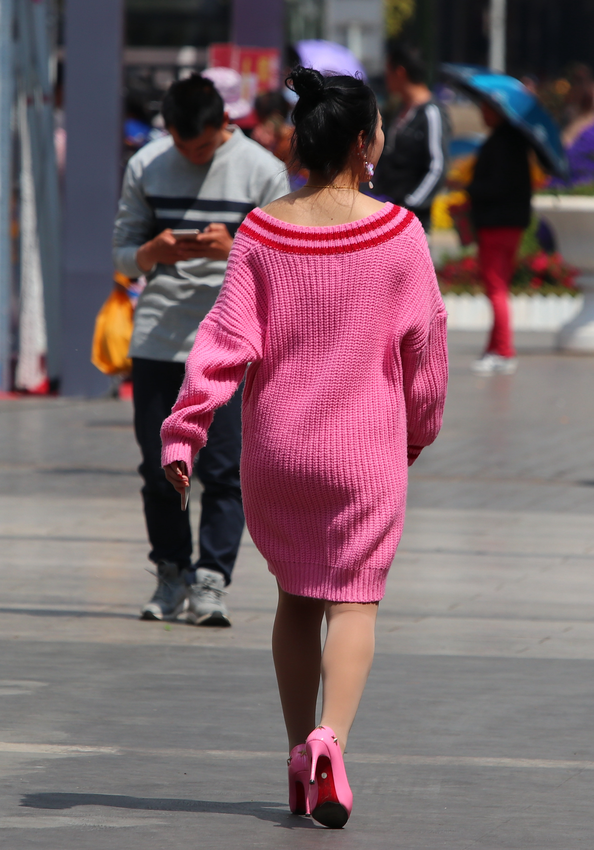 白色背景中穿粉红色夹克的漂亮小孩 库存照片. 图片 包括有 逗人喜爱, 设计, 敬慕, 牛仔裤, 查出 - 241855304