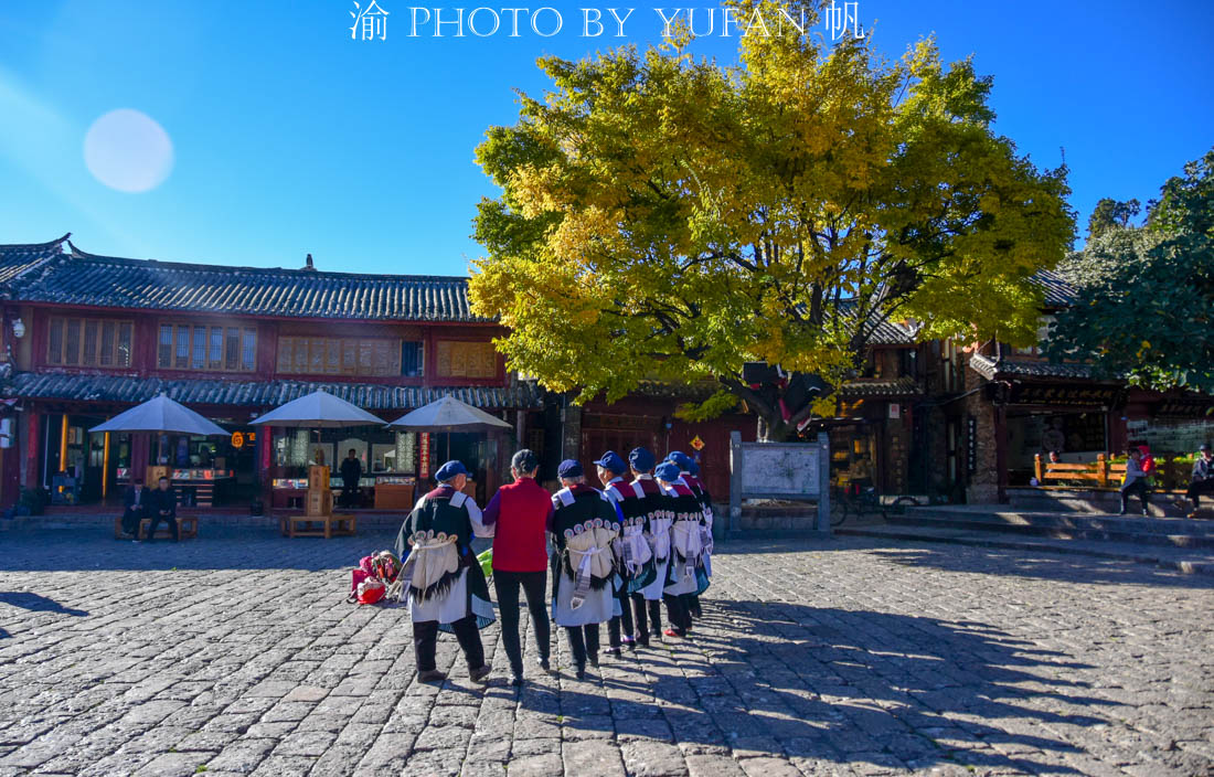 丽江四方街偶遇"广场舞"，纳西阿姨跳得欢快，却没有游客围观