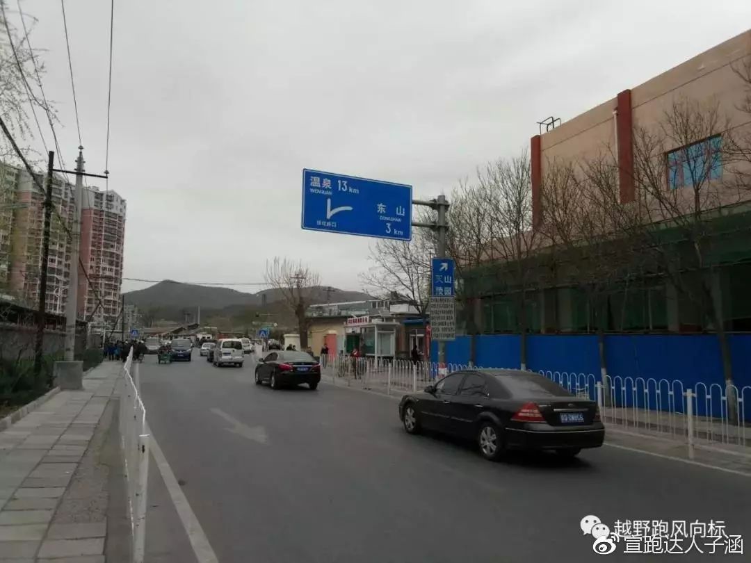 这是杨坨路口,之前说句实话,挺破的,现在也开始建设起来了.