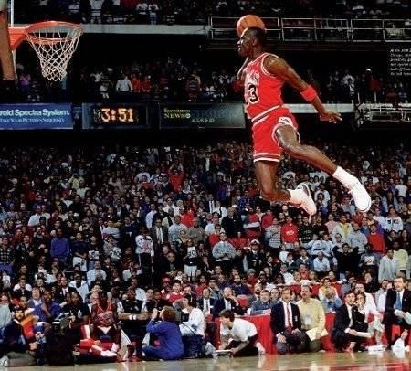 飞人乔丹是篮球之神,是nba的名片,虽然我们大多数人都没能看到乔丹的
