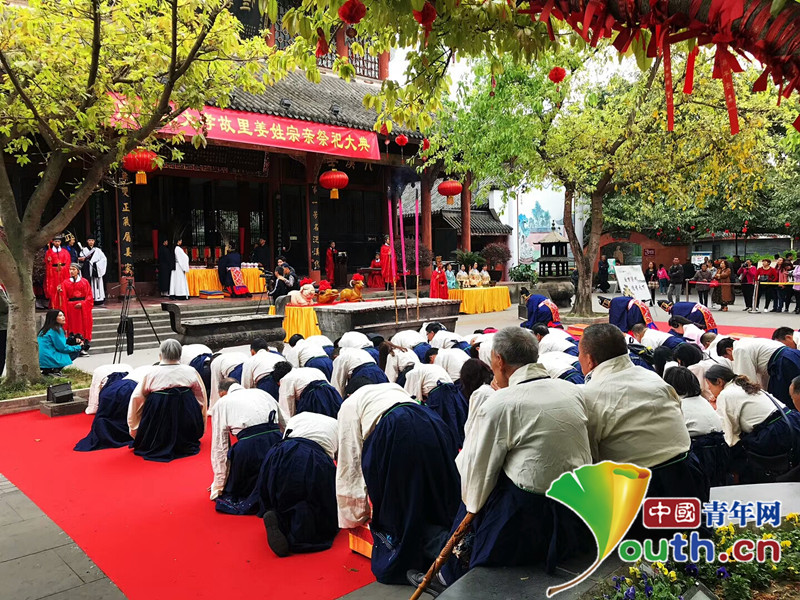 跪拜祭祀祖先.孝泉镇政府供图