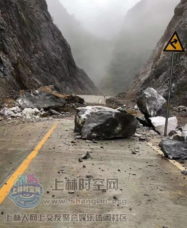 塘红古春至佛子路段发生边坡岩石崩塌,实行临时交通管制!(上林时空)