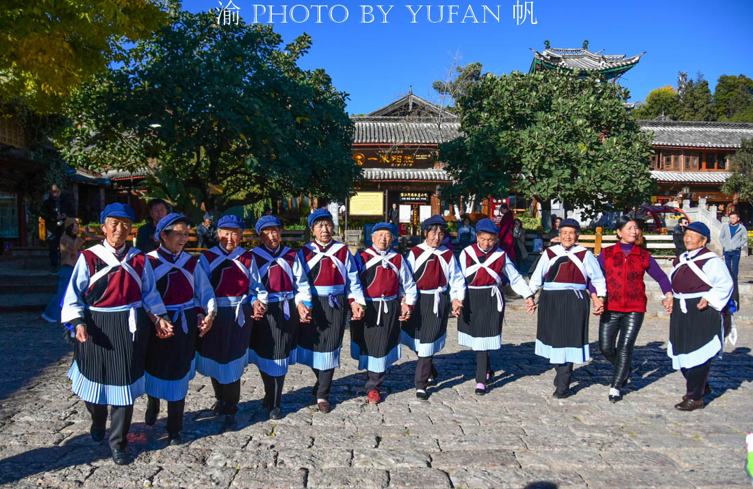 丽江四方街偶遇"广场舞"，纳西阿姨跳得欢快，却没有游客围观