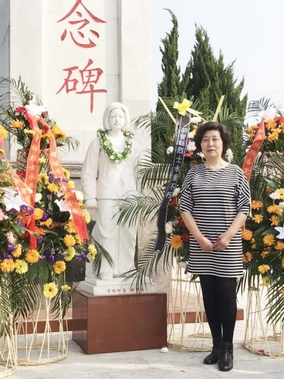 4日,胡曾钰烈士侄女胡继芬携家人前往高邮拜祭烈士.