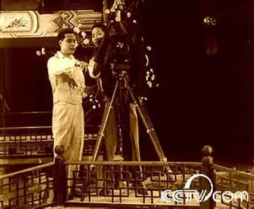 张石川导演电影的工作照1916年"亚细亚"宣告结束,张石川又和朋友合伙